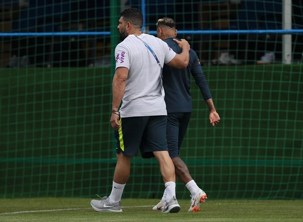 Neymar sai mancando de treino do Brasil nesta terça (19) e preocupa