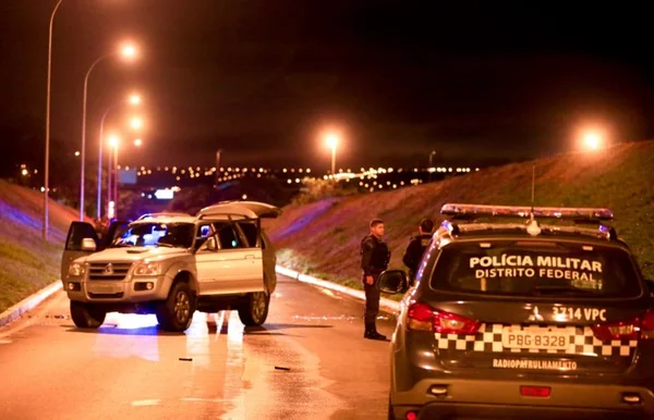 Bandidos explodem caixas eletrônicos no Pier 21, atiram em PMs e fogem