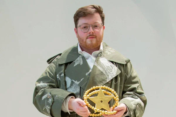 Na imagem com cor, Steven Stokey Daley, o vencedor do prêmio LVMH 2022