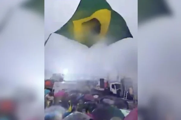 Raio durante ato de Nikolas Ferreira- Metrópoles