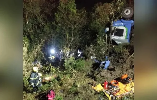 Acidente entre carro e caminhão deixa três mortos na Serra de SC