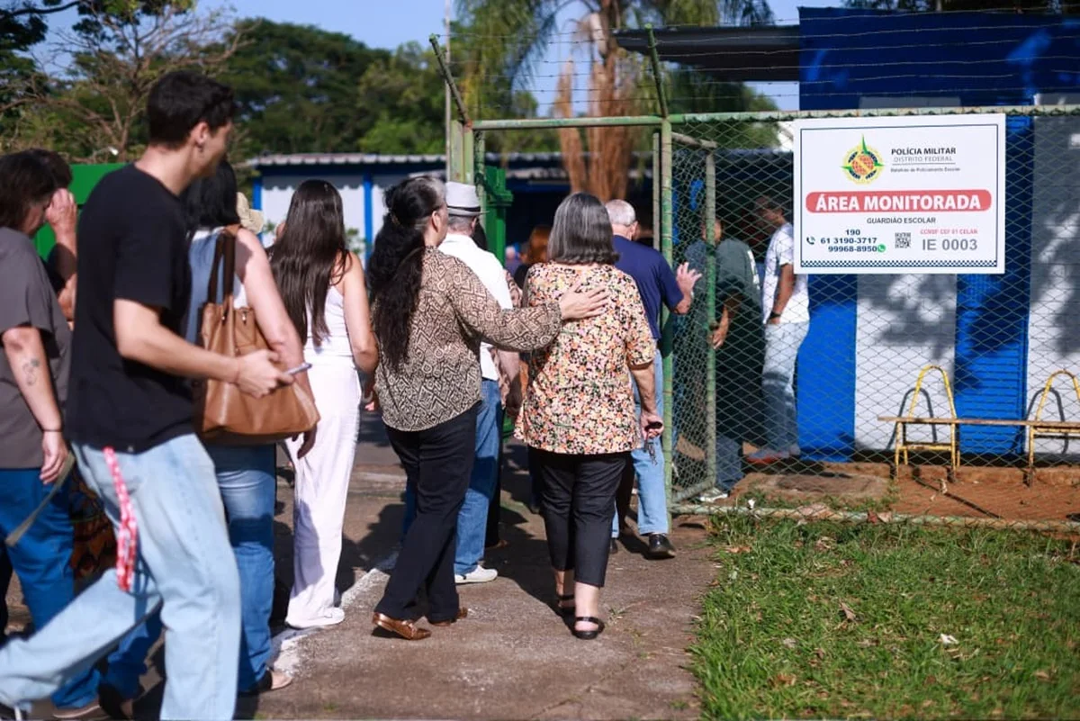 Os portões abriram nas escolas por volta das 8h Os portões abriram nas escolas por volta das 8h