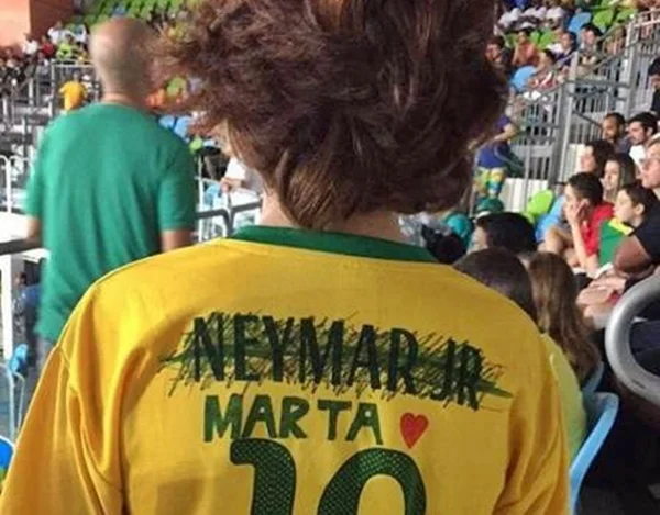 Menino risca nome de Neymar e escreve o de Marta, à mão, na camisa