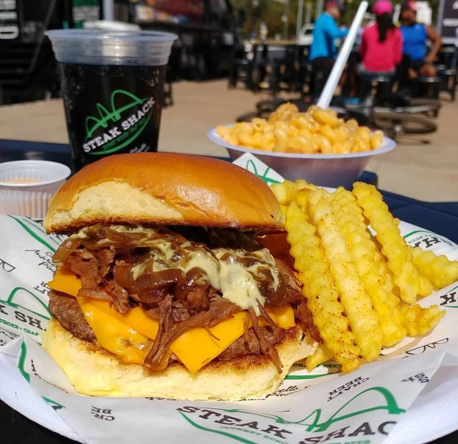 <b>Steak Shack –</b> Trouxe referências verdadeiramente americanas, como o blend de carne 100% angus <b>Steak Shack –</b> Trouxe referências verdadeiramente americanas, como o blend de carne 100% angus