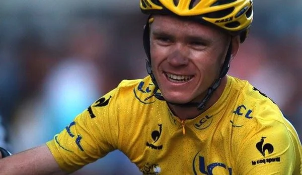 Froome conclui etapa com bicicleta emprestada, mas segue em 1º