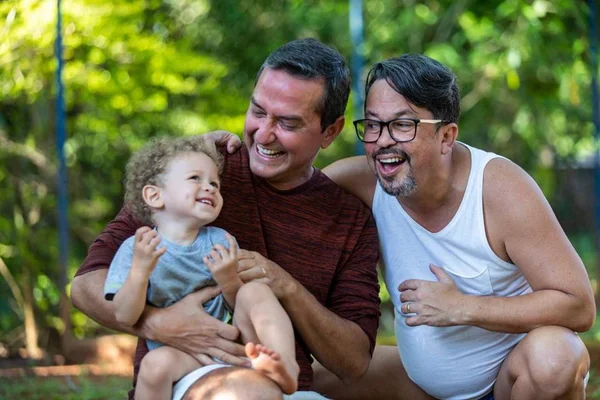 Advogado do DF lança livro com experiência de adoção homoafetiva
