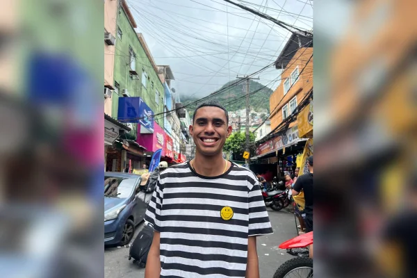 Foto colorida de Ruan Juliet, influenciador do TikTok e morador da Rocinha - Metrópoles