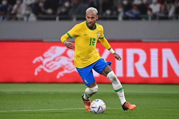 De pênalti, Neymar abre o placar para o Brasil contra o Japão