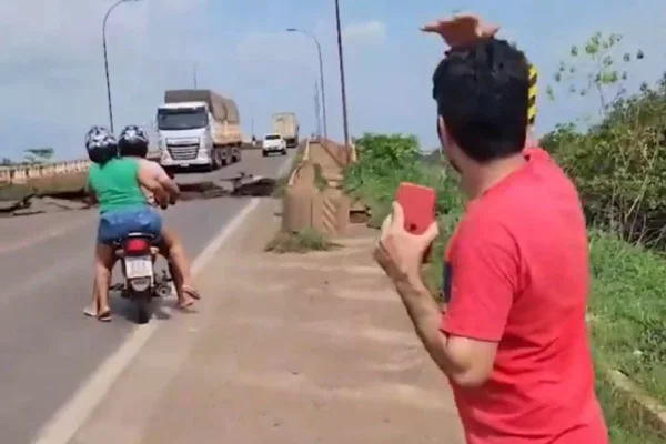 Foto colorida de momento em que ponte desaba - Metrópoles