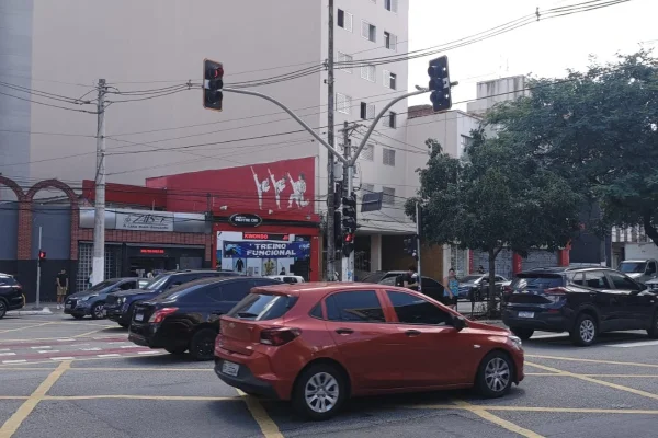 Imagem mostra cruzamento em São Paulo com semáforos - Metrópoles