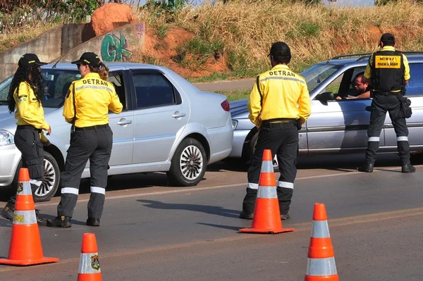Homem é preso ao dirigir bêbado, levado para a delegacia e liberado após pagar fiança de R$ 900