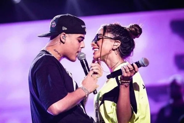 Anitta beija Lunay em ensaio de prêmio e ele elogia: “Muita química”