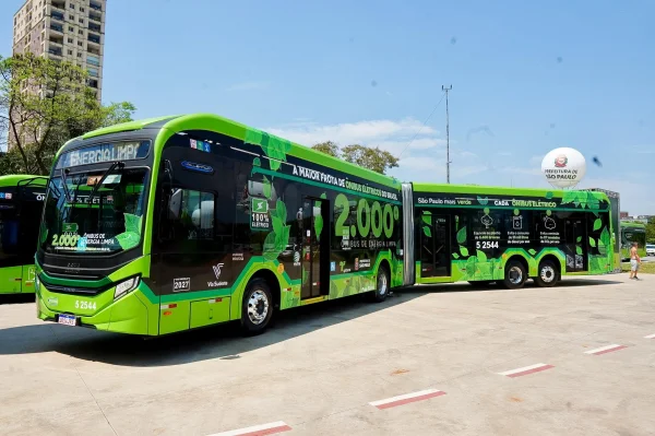 Fotografia colorida mostrando ônibus elétrico-Metrópoles