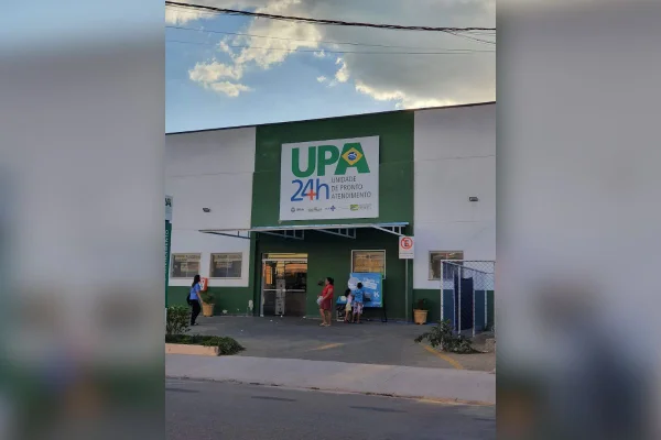 Imagem colorida mostra a Unidade de Pronto Atendimento (UPA) Antônio Baradel, onde mulher agredida pela filha foi levada - Metrópoles