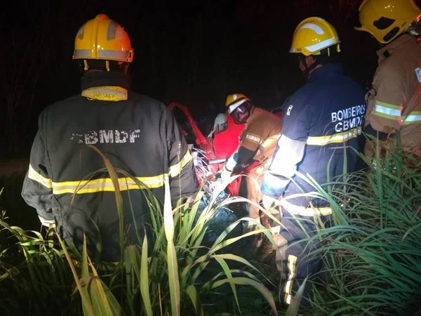 Homem morre após bater carro em poste na BR-080