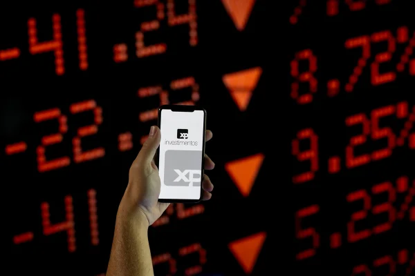 Pessoa usa o aplicativo XP Investimentos Corretora de Câmbio, Títulos e Valores Mobiliários S.A
