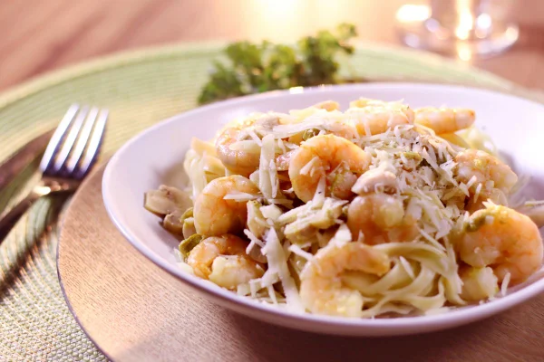 macarrão com camarões e aspargos