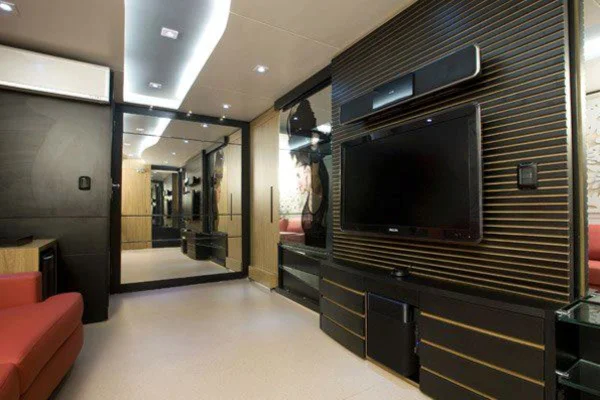 TV de tela plana e home theater dentro de camarim do Demolidor - Metrópoles