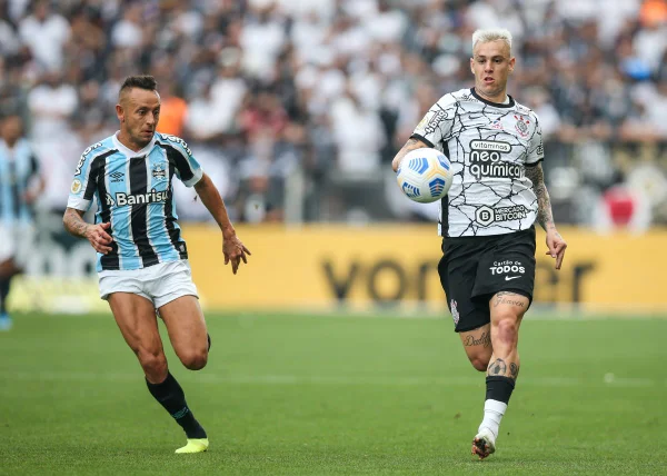 Corinthians empata no fim e complica a vida do Grêmio na Série A