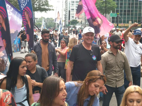 Ronaldo Caiado participa de caminhada na Avenida Paulista - Metrópoles