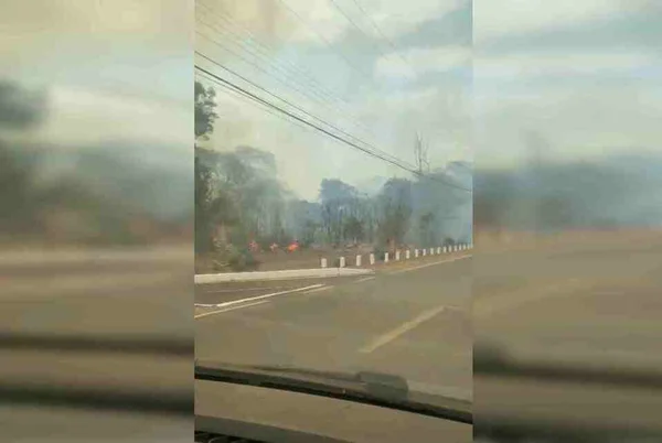 Fogo perto de pista no Park Way