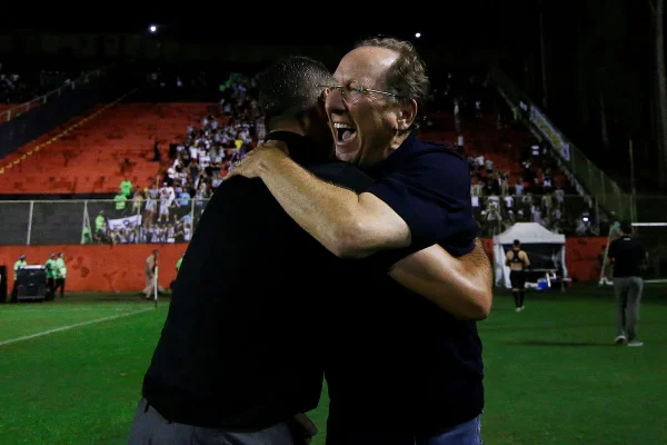 John Textor, dono da SAF do Botafogo, comemora triunfo sobre o Vitória no Barradão