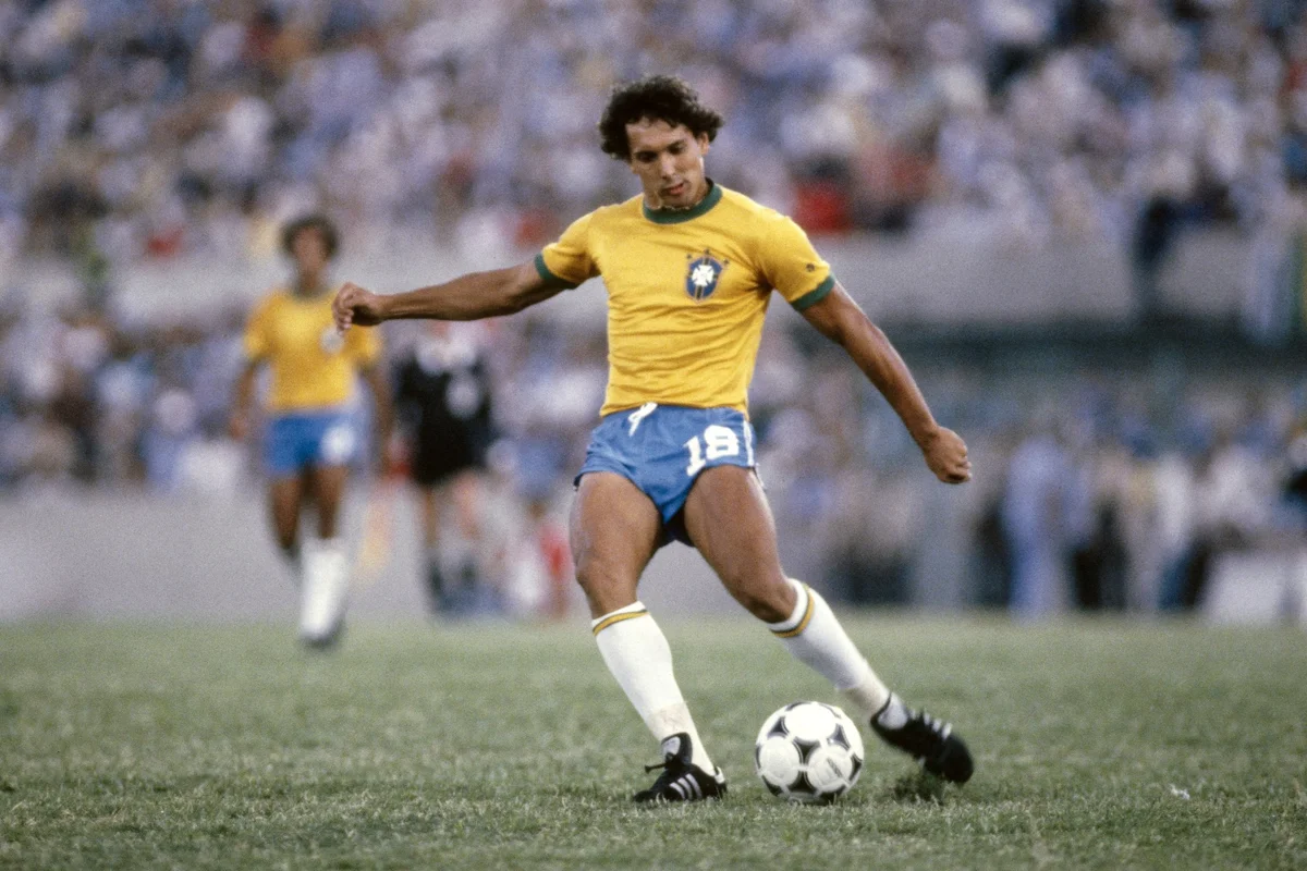 Éder Aleixo encobriu o goleiro contra a Escócia em 1982. Éder Aleixo encobriu o goleiro contra a Escócia em 1982.