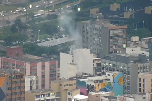 Imagem colorida, incêndio em Florianópolis- Metrópoles