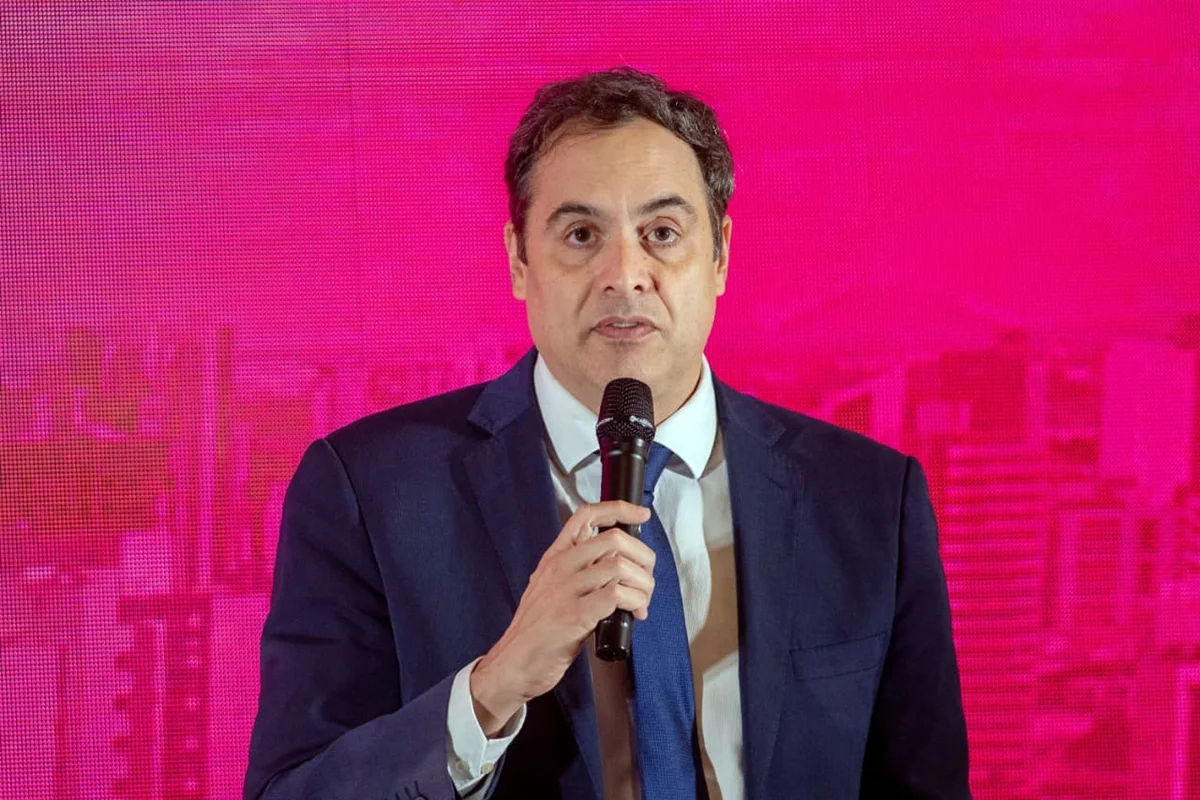 PIB Trilionário do Nordeste Supera o Chile, Afirma Paulo Câmara do BNB em Evento Metrópoles: Região Lidera Crescimento Nacional