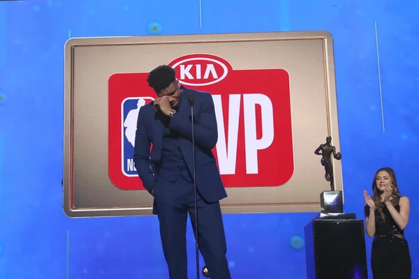 Antetokounmpo supera Harden e é eleito o MVP da temporada da NBA