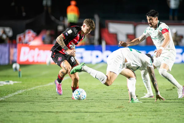 Vitória repudia fala de Abel Ferreira sobre histórico de Luan Cândido