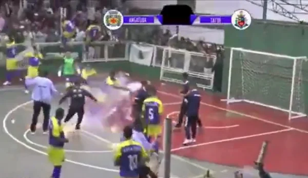 Jogador de futsal é atingido por sinalizador em partida no interior paulista