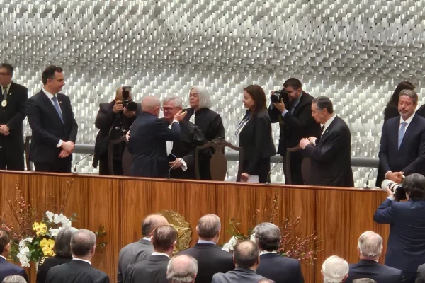Imagema colorida de Lula e Herman Benjamin no STJ