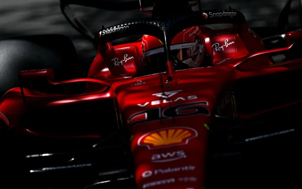 Carro de Fórmula 1 da Escuderia Ferrari com o piloto Charles Leclerc - Metrópoles
