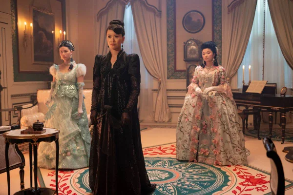 foto com cor. figurinos da quarta temporada de bridgerton - metrópoles