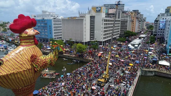 Galo da Madrugada sai às ruas do Recife com homenagem às mulheres