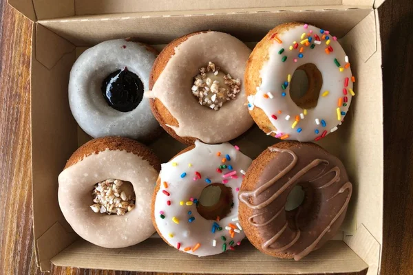 Foto de seis donuts confeitados - Metrópoles