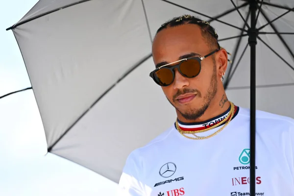Lewis Hamilton de óculos escuros