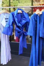 Peças em tons de azul assinados pela estilista Louback Jacoby