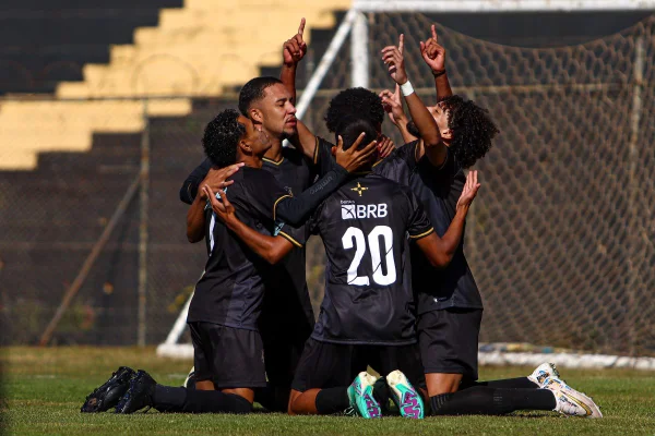 Jogadores comemoram a vitória do Samambaia