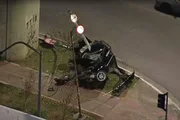 Motorista foi arremesado para fora de carro após bater contra poste durante suposto racha Motorista foi arremesado para fora de carro após bater contra poste durante suposto racha