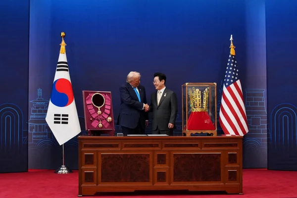 Imagem colorida mostra Donald Trump e o presidente da Coreia do Sul - Metrópoles