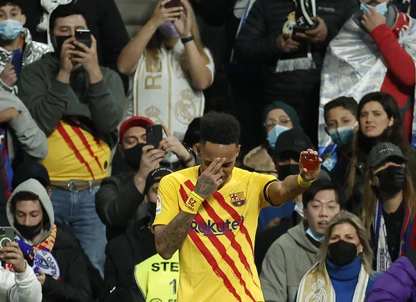 Atenção, nerdolas: Aubameyang celebra gol com homenagem a Dragon Ball