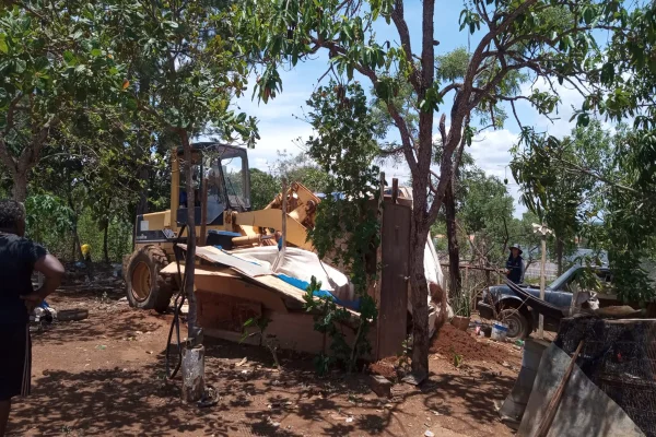 DF Legal faz derrubada em invasão alvo de grileiros no Lago Norte