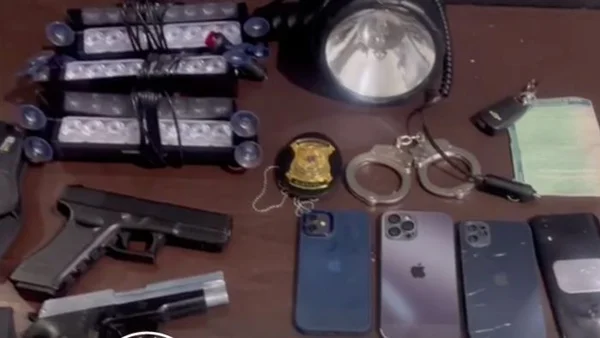 imagem colorida mostra armas, dinheiro, celulares e falso distintivo - metrópoles