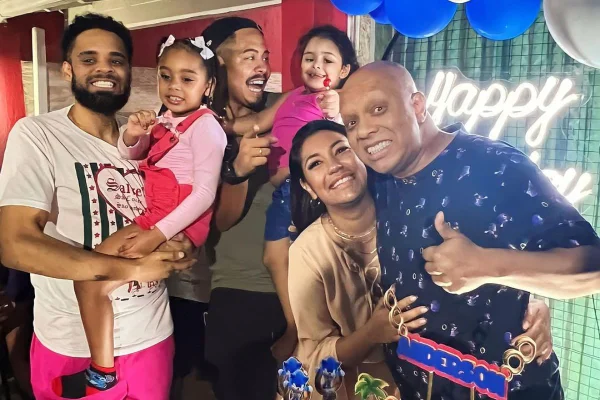 Anderson Leonardo, do Molejo, com os filhos e a neta