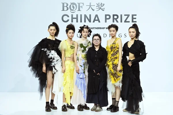 Estilista Caroline Hu vence a 1ª edição do Prêmio BoF China Prize
