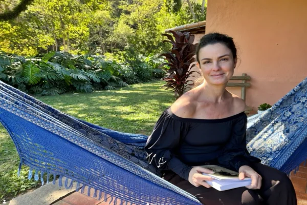 Aos 51 anos, Carolina Kasting reflete sobre envelhecimento: “Melhor fase”