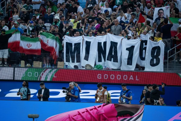 Torcedores do Irã exibem uma mensagem em memória das 168 pessoas mortas em Minab em um ataque dos EUA em 28 de fevereiro, durante a partida do Grupo G da Copa do Mundo da FIFA 2026 entre Irã e Nova Zelândia no Estádio de Los Angeles em 15 de junho de 2026