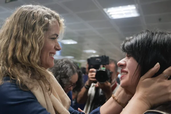 Imagem colorida mostra Parentes recebem brasileiros repatriados de Israel após ataque do Hamas - Metrópoles